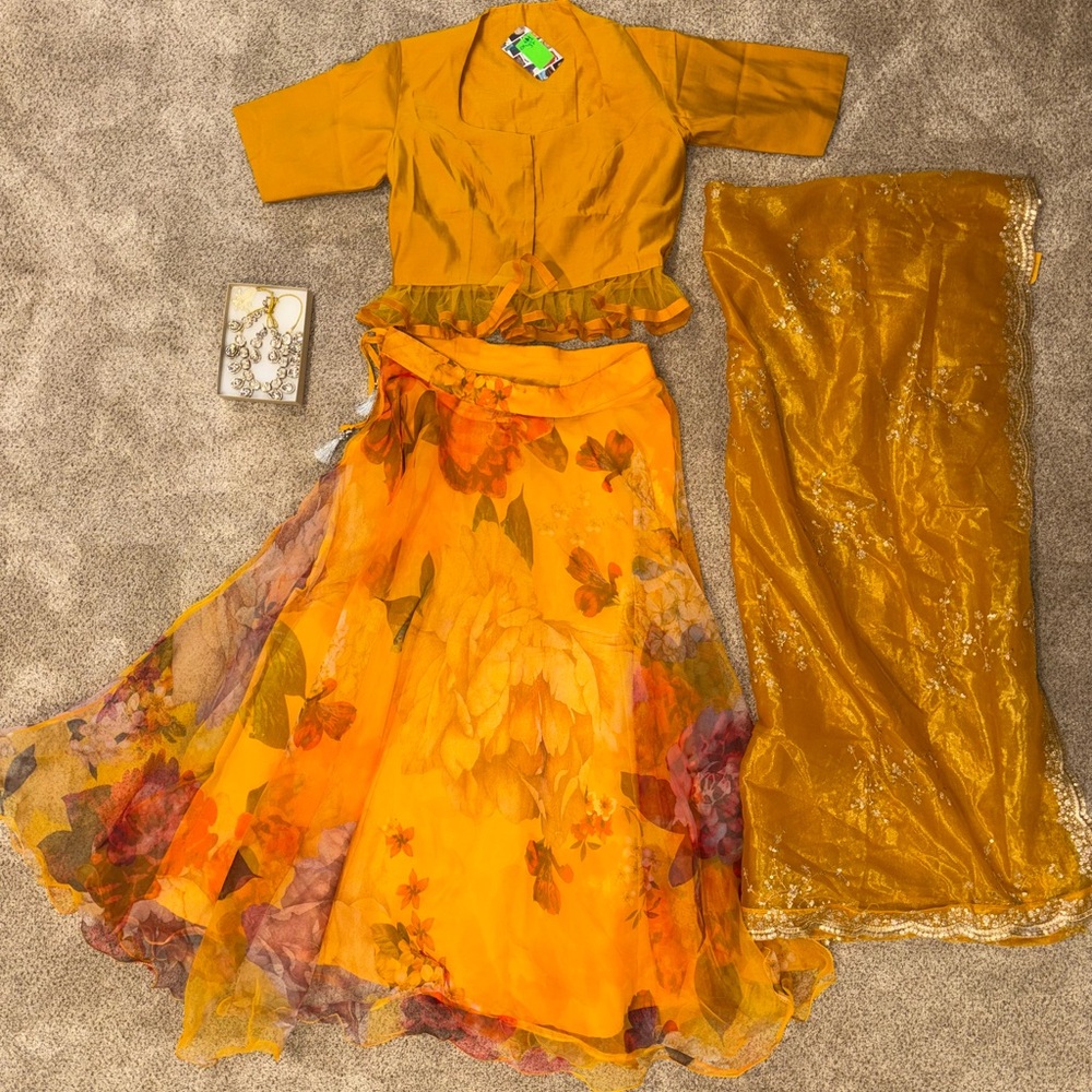 Women’s Lehenga Choli - with scarf & jewlery - NWT